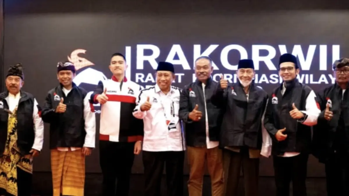 Ketua Umum PSI Kaesang Pangarep berpose dengan sejumlah tokoh senior eks partai lain saat pengukuhan pengurus DPW PSI NTB, Sabtu lalu (2/5).