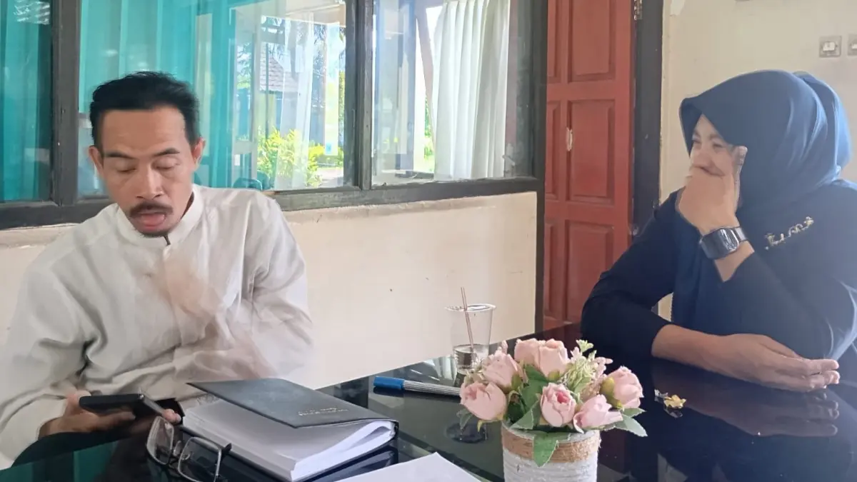 KOORDINASI: Kasi Kelembagaan dan Peserta Didik Cabang Dinas Wilayah 1 Dikpora NTB Sri Indra Dewi koordinasi dengan Kepala Cabang Dinas Wilayah 1 Dikpora ajang O2SN dan FLS3N di kantor setempat, pekan lalu.


