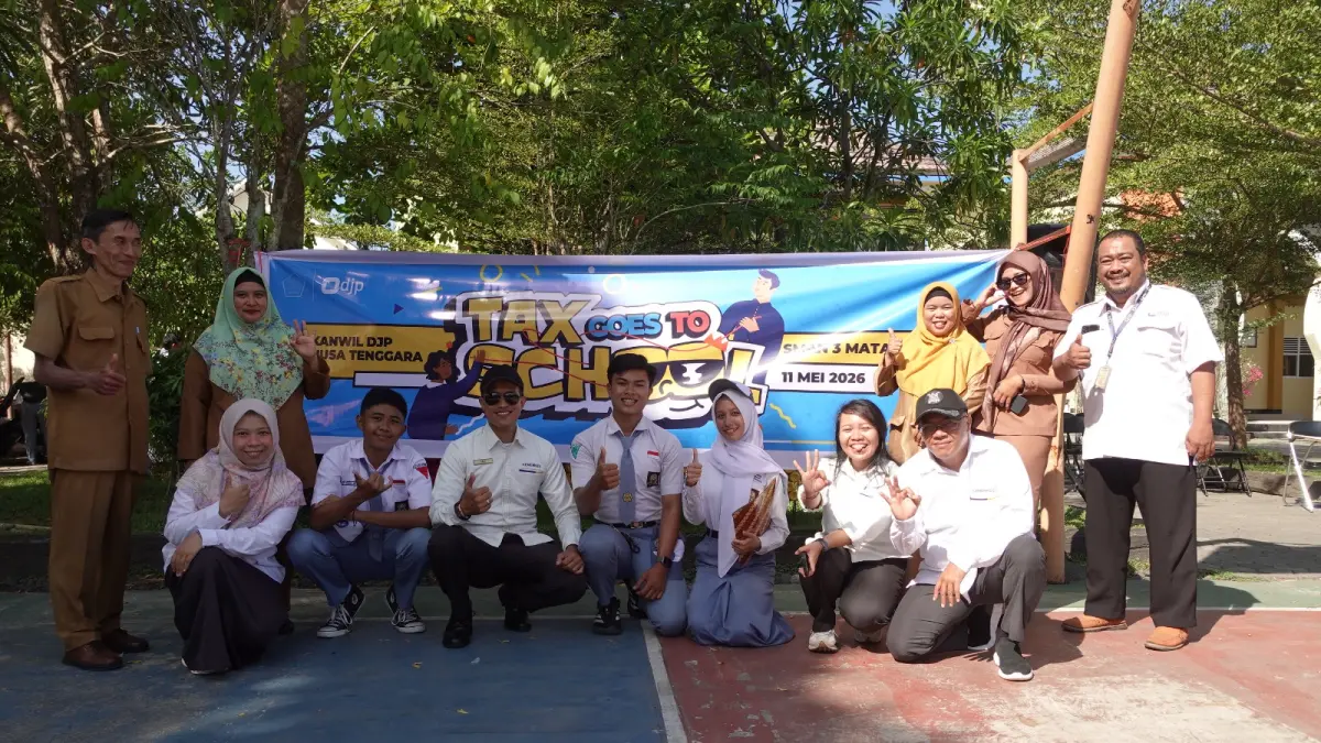 Para guru dan siswa SMAN 3 Mataram bersama pegawai Kanwil DJP Nusra dalam kegiatan Tax Goes To School.