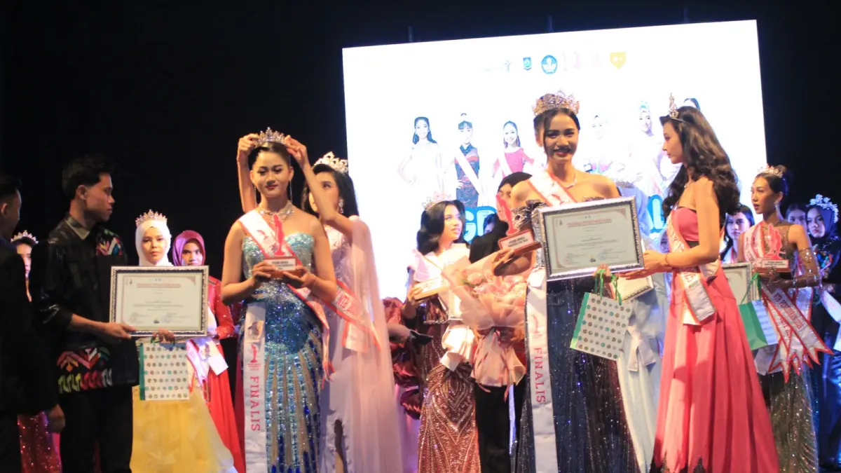 Pemenang Puteri Anak dan Puteri Remaja NTB 2026  mendapatkan mahkota. (DIKPORA NTB)