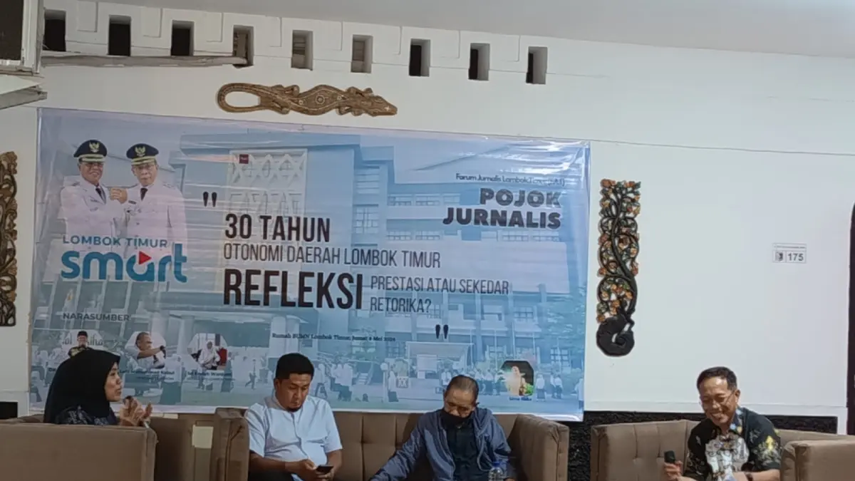 PERTUMBUHAN EKONOMI: Sekda Lombok Timur M Juaini Taufik bersama Kasubbag Umum BPS Lotim Zainul Irfan membahas otonomi daerah dan ekonomi