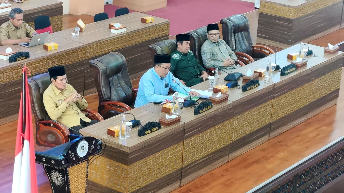Pimpinan Sidang Lalu Muhammad Ahyar (dua kiri) menutup masa sidang kedua DPRD Loteng tahun 2025-2026 sekaligus membuka masa sidang ketiga DPRD Loteng tahun 2025-2026, Senin (11/5).&nbsp;(Dewi/Lombok Post) 
