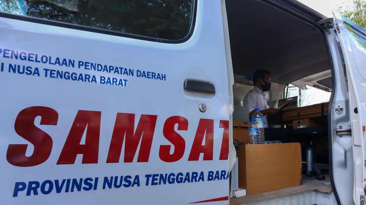 POTENSI PAD: Petugas Samsat Keliling melayani masyarakat dalam pembayaran PKB yang berlokasi di depan kantor Bapenda NTB, beberapa waktu lalu. (IVAN/LOMBOK POST)