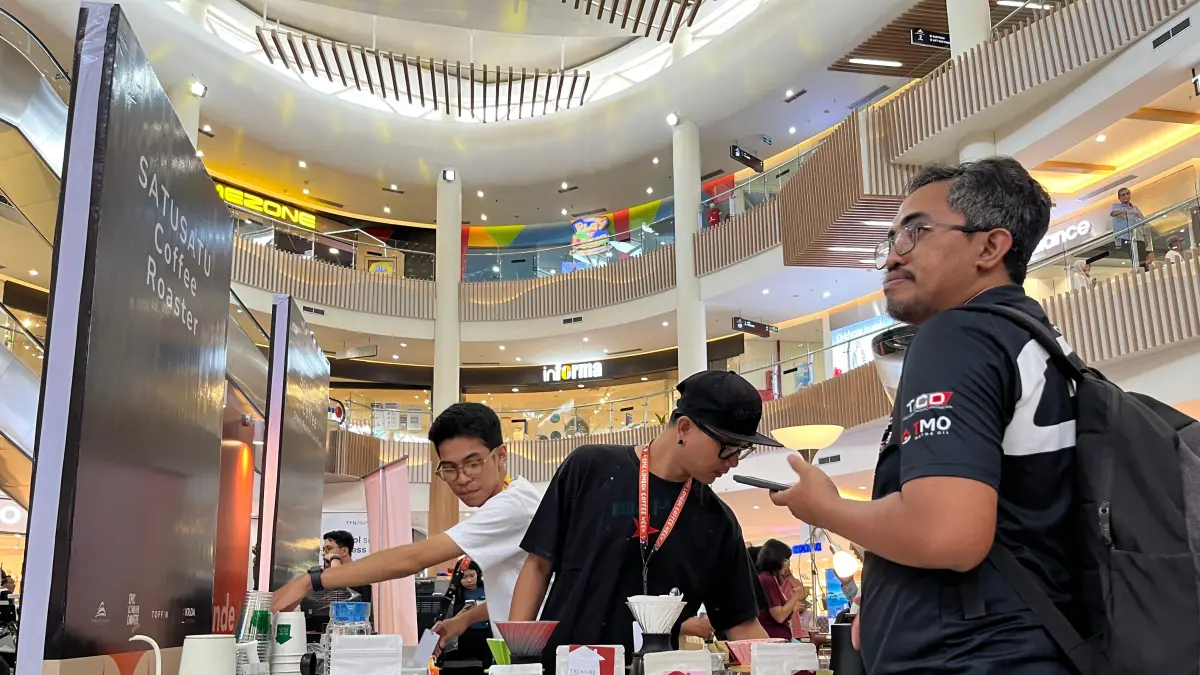 PROMOSI KOPI: Suasana di salah satu stan kopi roaster dalam event kopi di Lombok Epicentrum Mall, beberapa waktu lalu. (Ferial/Lombok Post)