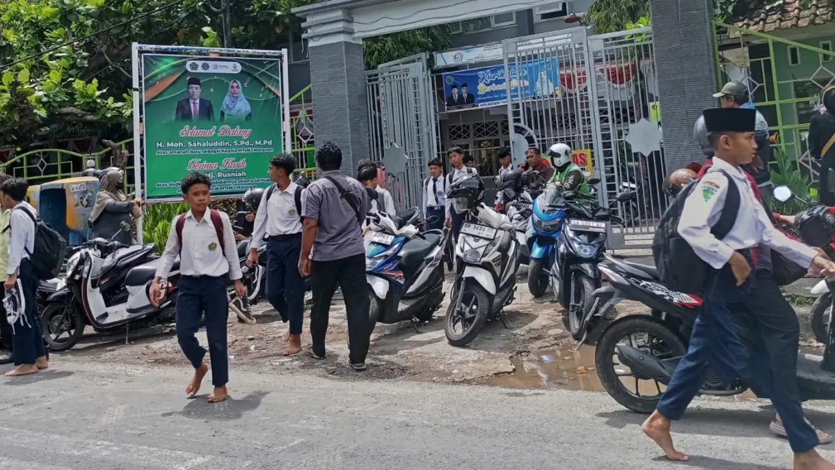 PULANG SEKOLAH: Siswa MTsN 1 Mataram keluar dari madraasah saat jam pulang sekolah, belum lama ini. PMBM dimatangkan, Kemenag antisipasi lonjakan siswa.