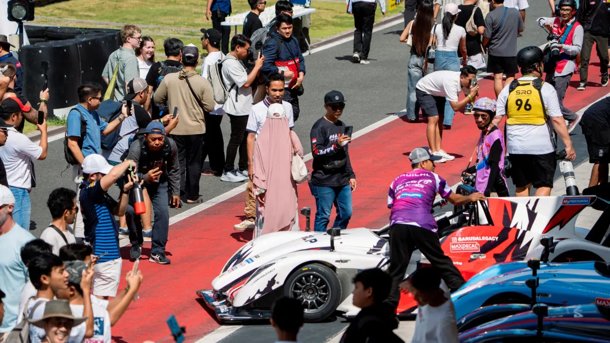 Ribuan penonton tumpah ruah mengikuti sesi pitwalk dalam ajang GT World Challenge Asia 2026 di Sirkuit Internasional Mandalika, Minggu (3/5). (Dewi/Lombok Post) 