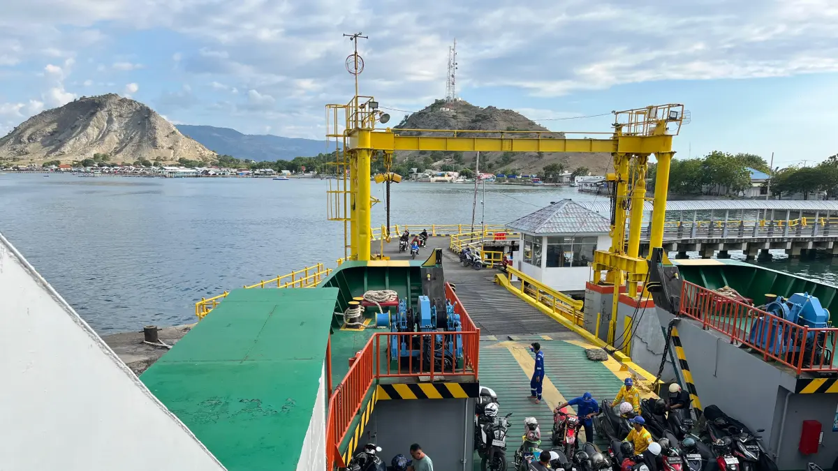 TRANSPORTASI LAUT: Kapal penyeberangan yang beroperasi di lalu lintas Pelabuhan Poto Tano, Sumbawa Barat, menuju Pelabuhan Kayangan, Lombok Timur, beberapa waktu lalu. (YUYUN/LOMBOK POST)