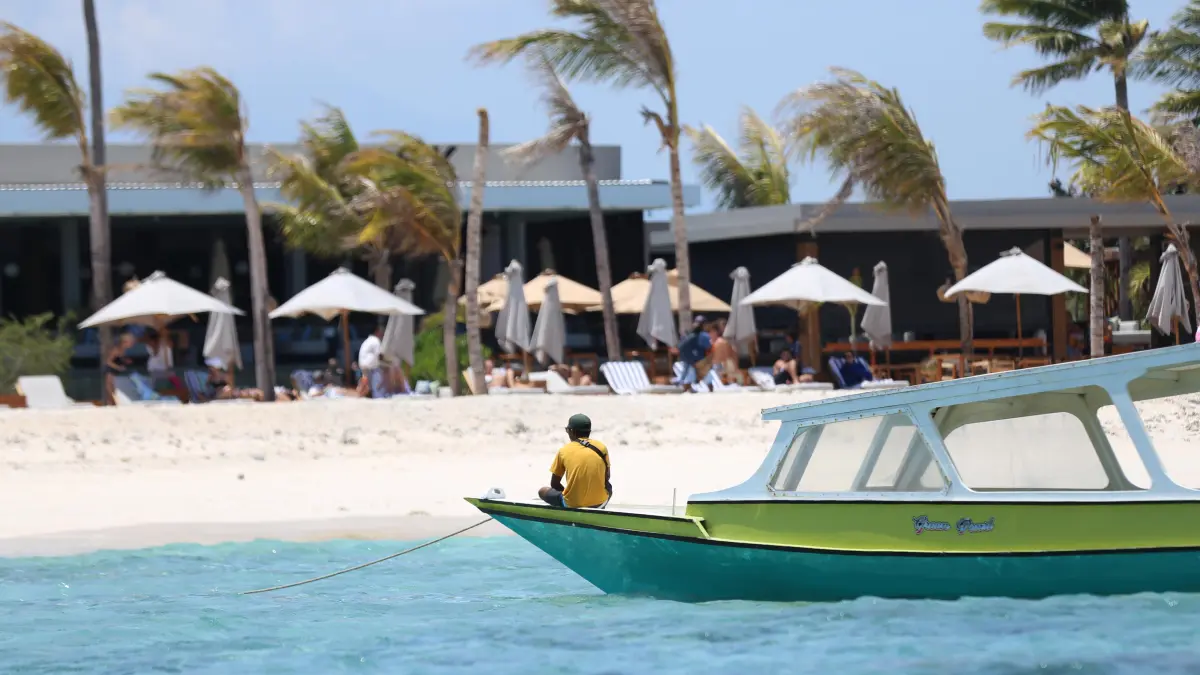 TUJUAN WISATA: Salah satu sudut Gili Trawangan dengan pasir putih dan laut biru yang memukau. (IVAN/LOMBOK POST)
