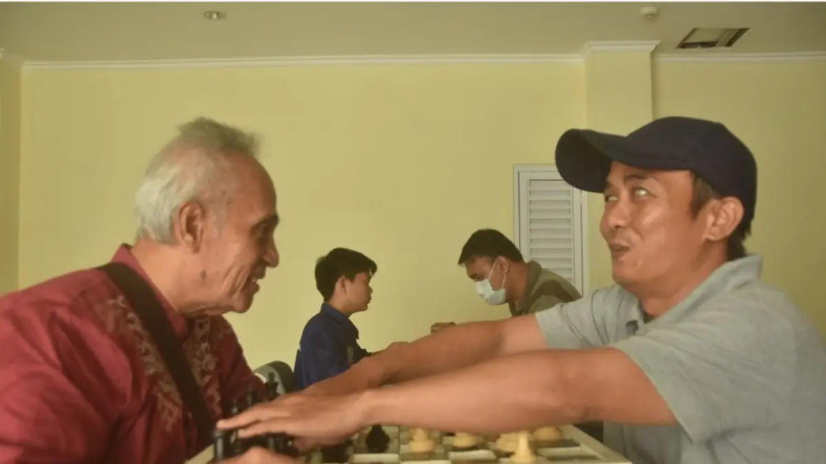 TURNAMEN CATUR: Penyandang disabilitas sensorik netra mengikuti turnamen catur di Sentra Terpadu Pangudi Luhur (STPL) Bekasi, Kota Bekasi, Kamis (7/5). (RADAR BEKASI/JPG)