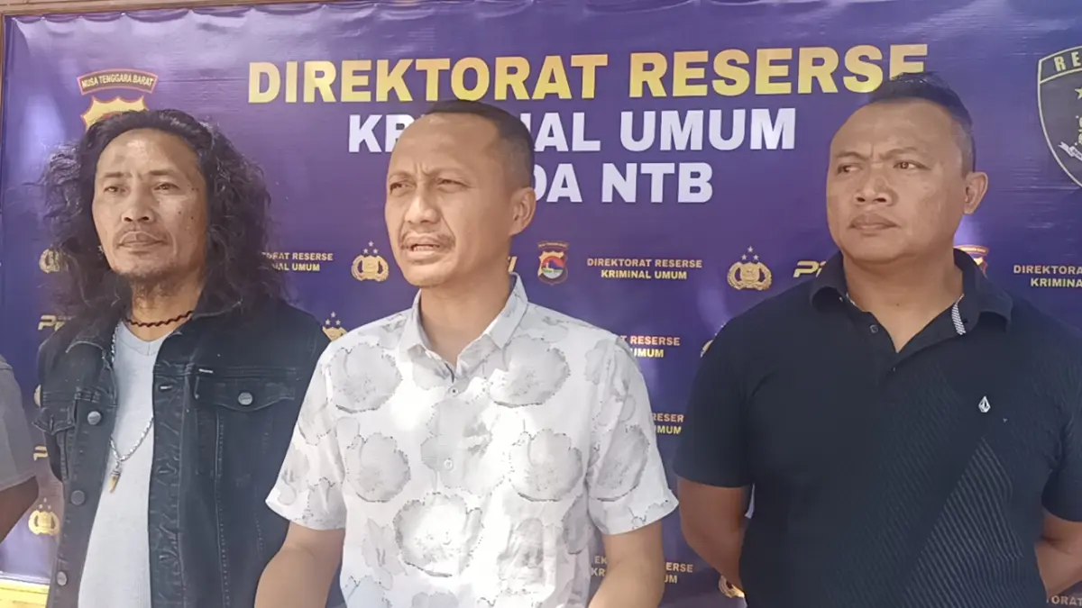 UNGKAP KASUS: Kasubdit III Ditreskrimum Polda NTB AKBP Catur Erwin Setiawan bersama tim Jatanras memberikan pernyataan atas penangkapan kasus pencurian bermodus kenalan di media sosial, Senin (11/5). (HARLI/LOMBOK POST)

