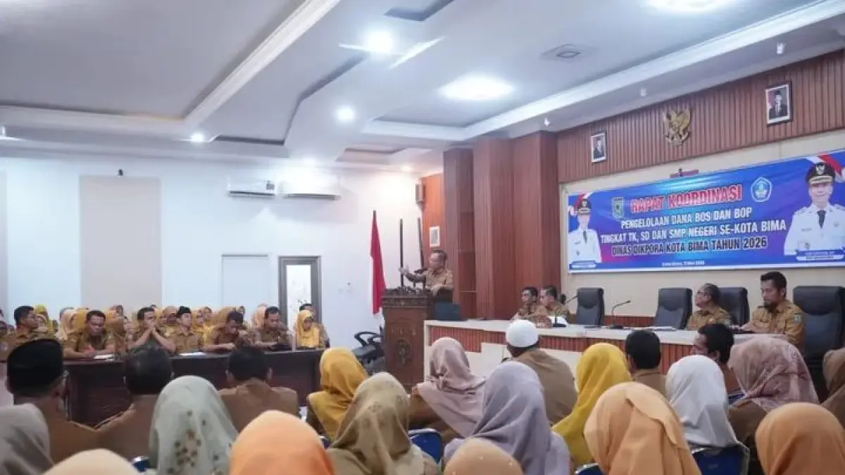 Wali Kota Bima HA Rahman menyampaikan sambutan saat rapat koordinasi pengelolaan dana BOS dan BOP tingkat TK, SD, dan SMP Negeri se-Kota Bima di aula Maja Labo Dahu Kantor Wali Kota Bima, Senin (11/5).