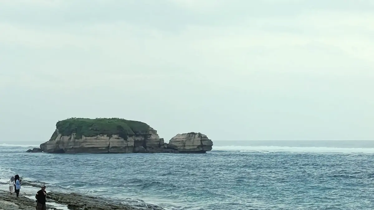 WISATA PANTAI: Pantai Kura-Kura salah satu destinasi wisata di daerah Selatan, Kabupaten Lombok Timur, yang cukup terkenal