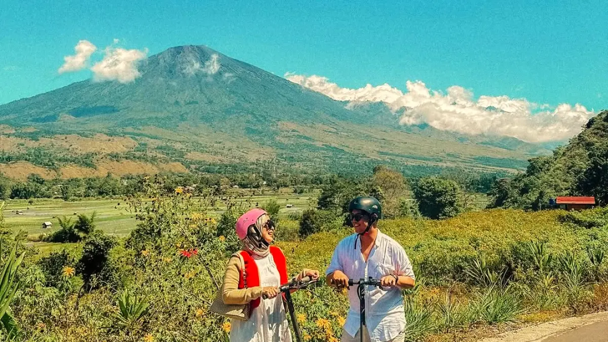 ABADIKAN MOMEN: Dua wisatawan berkeliling menggunakan skuter listrik di Sembalun, Lombok Timur, beberapa waktu lalu. (Sembalun Scooter for Lombok Post)