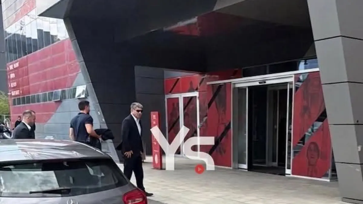 Calon presiden Fenerbahce Hakan Safi&nbsp; pada hari Senin, terlihat di Casa Milan, markas manajemen AC Milan. (Istimewa) 