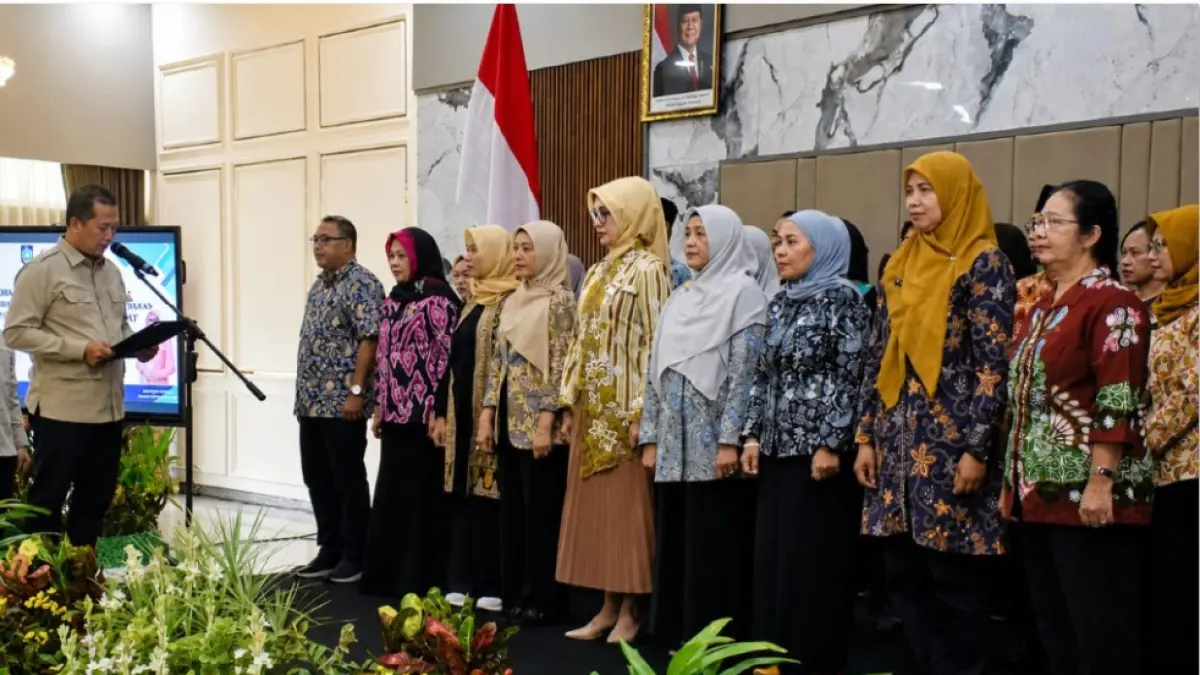 FORIKAN NTB: Gubernur NTB Lalu Muhamad Iqbal saat melantik ketua dan pengurus Forikan NTB periode 2026–2031 di Mataram, Selasa (12/5). (DISKOMINFOTIK NTB/LOMBOK POST)