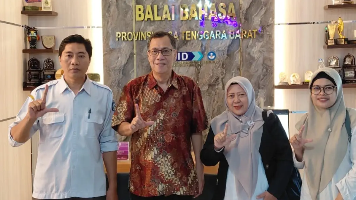 FOTO BERSAMA: Ketua Wilayah IGI NTB Nengah Istiqomah (dua dari kanan) bersama kepala Balai Bahasa NTB usai kegiatan bimtek UKBI bagi guru, belum lama ini.


