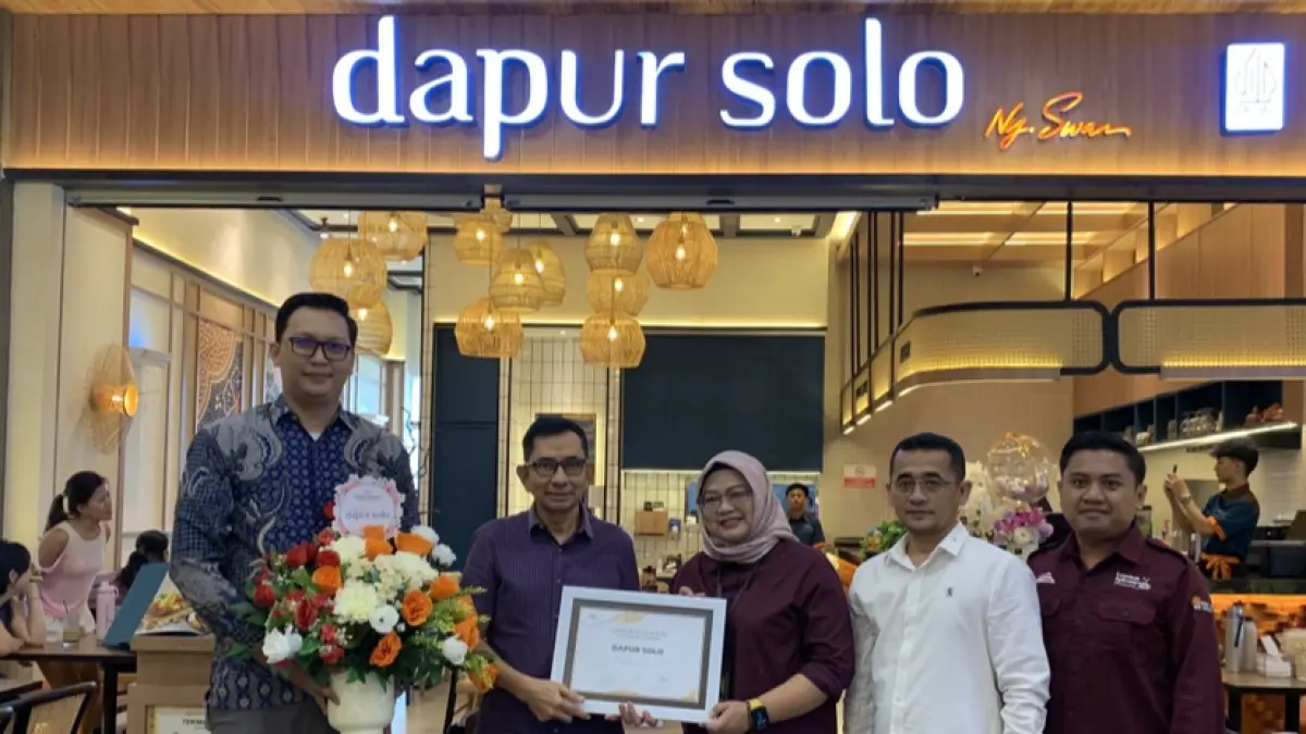 General Manager LEM Salim Abdad (dua dari kiri) bersama management dapur solo saat peresmian gerai, Rabu (13/5).