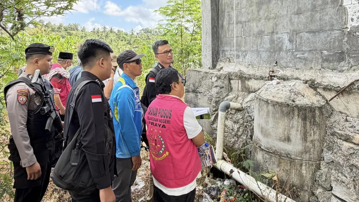 Jaksa tinjau lokasi bangunan Puskesmas Batujangkih yang menjadi lokasi tindak pidana korupsi, di Kecamatan Praya Barat, Lombok Tengah, Selasa (12/5). (Kejari for Lombok Post) 