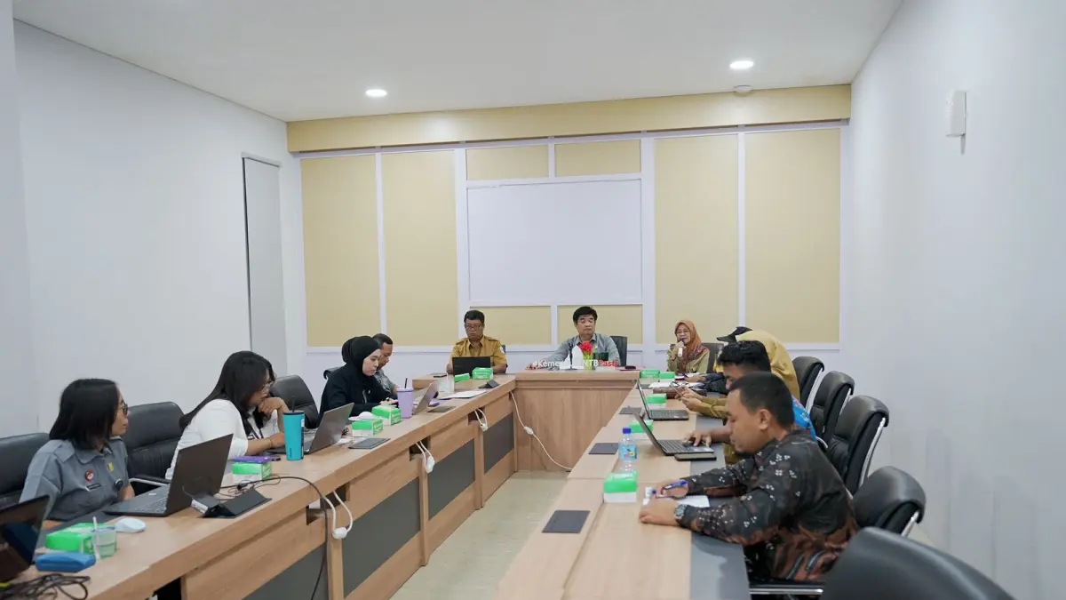 Kanwil Kemenkum NTB bersama Pemerintah Kabupaten Sumbawa Barat saat menggelar rapat harmonisasi Raperbup tentang penghasilan organ dan pegawai Perumda Bariri Aneka Usaha di Ruang Mandalika, Selasa (12/5).