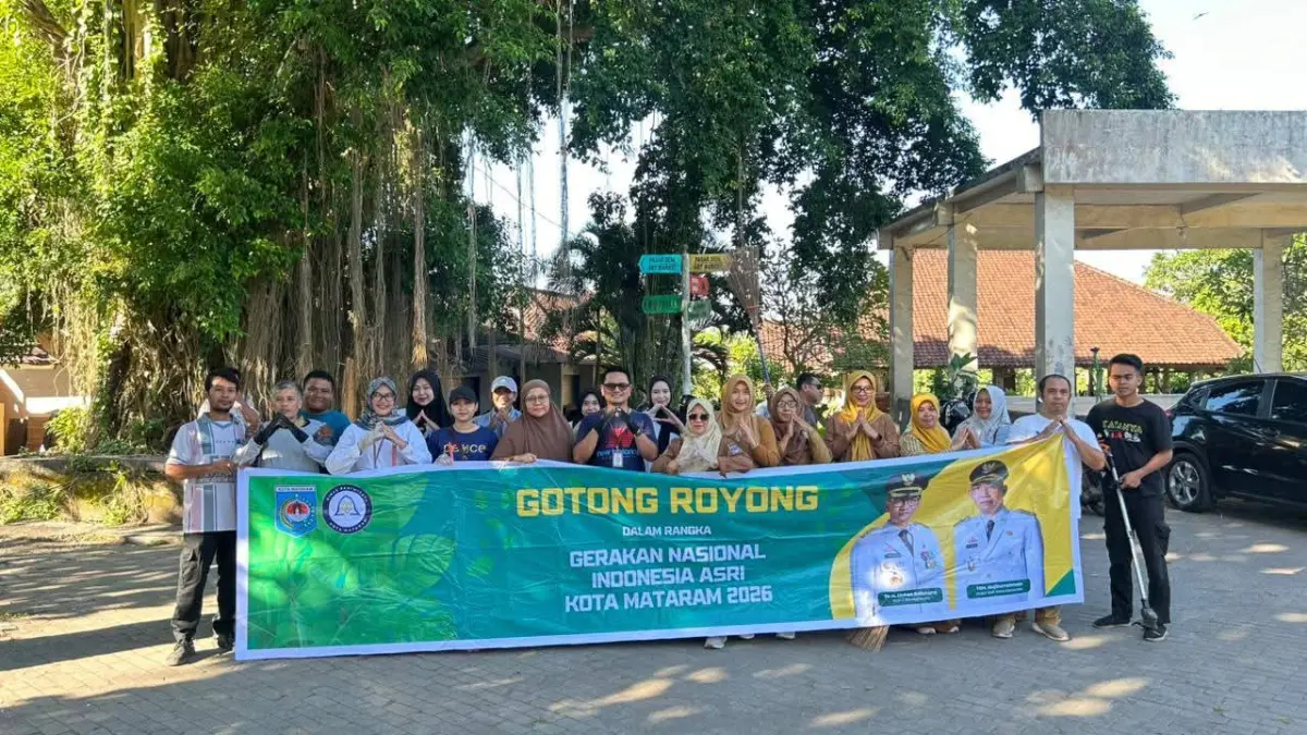 Kepala Dinas Pariwisata Kota Mataram Cahya Samudra dan sejumlah pegawai membentangkan spanduk dukungan program Indonesia ASRI presiden Prabowo. (DOK/DISPAR)