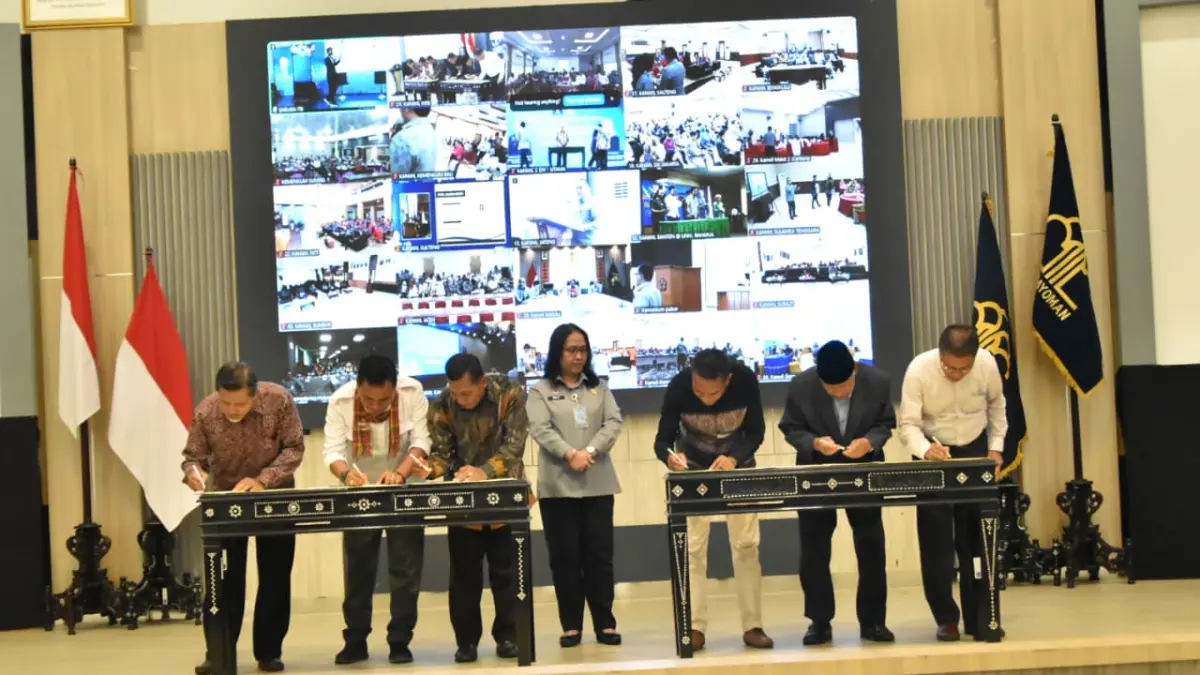 Kepala Kanwil Kemenkum NTB I Gusti Putu Milawati bersama Kepala BNNP NTB dan perwakilan perguruan tinggi saat penandatanganan 24 Perjanjian Kerja Sama di Aula Kanwil Kemenkum NTB, Selasa (12/5).