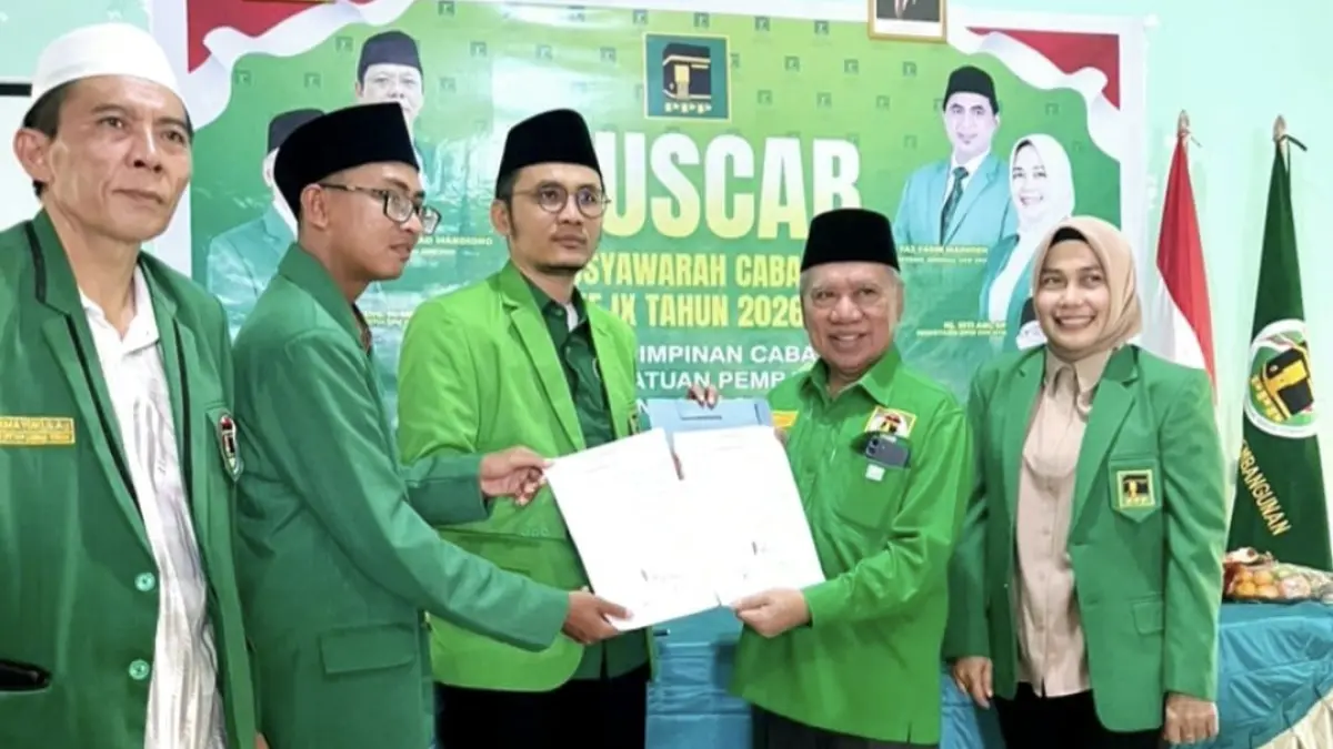 Ketua DPW PPP NTB H Muzihir (dua dari kanan) bersama Sekretaris Sitti Ari (kanan) menunjukkan hasil Muscab DPC PPP Lombok Tengah (Loteng) yang digelar 13 April lalu. DPW PPP NTB optimistis SK DPC periode 2026-2031 akan segera turun dari DPP PPP.