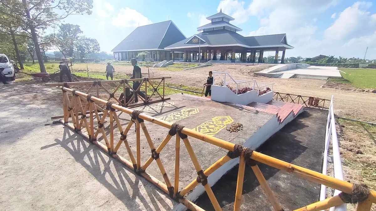 KIAN DIPERCANTIK: Penampakan terbaru area Bencingah Agung Masmirah mulai dilengkapi dengan akses jalan hingga pertamanan, Selasa (12/5). (Dewi/Lombok Post) 
