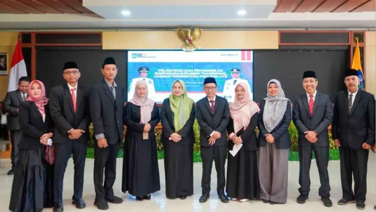 LANTIK: Sekda NTB Abul Chair (lima dari kanan) bersama sejumlah pejabat saat pelantikan dan pengambilan sumpah pejabat fungsional di Ruang Rapat Tambora Kantor Gubernur NTB, Selasa (12/5). (DISKOMINFOTIK NTB/LOMBOK POST)