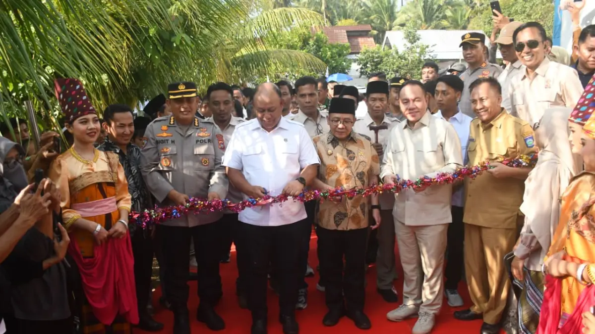 MULAI BERIPERASI: Kepala BGN RI bersama Bupati KLU meresmikan dapur SPPG 3T di Dusun Gitak Demung, Desa Genggelang, Kecamatan Gangga, Selasa (12/5).