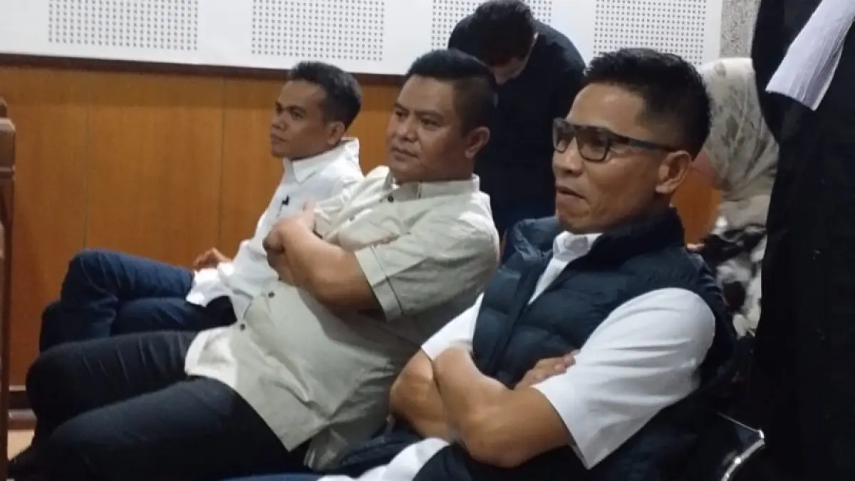 Para terdakwa korupsi Gratifikasi DPRD NTB duduk menunggu proses sidang di Pengadilan Tipikor Mataram. Kini para terdakwa dinyatakan lepas demi hukum. (Harli/lombok Post)