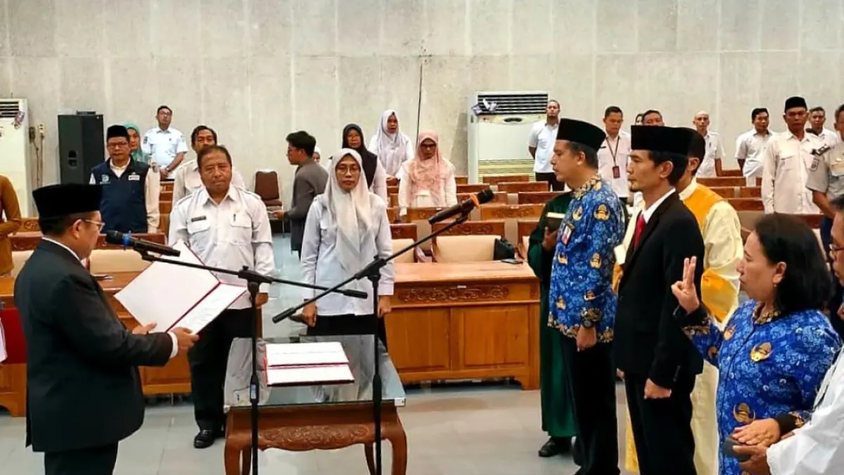 PELANTIKAN: Bupati Lombok Barat Lalu Ahmad Zaini melantik Agus Wirawan Satra sebagai Kepala BKAD Lombok Barat di Aula Narmada, Rabu (13/5).