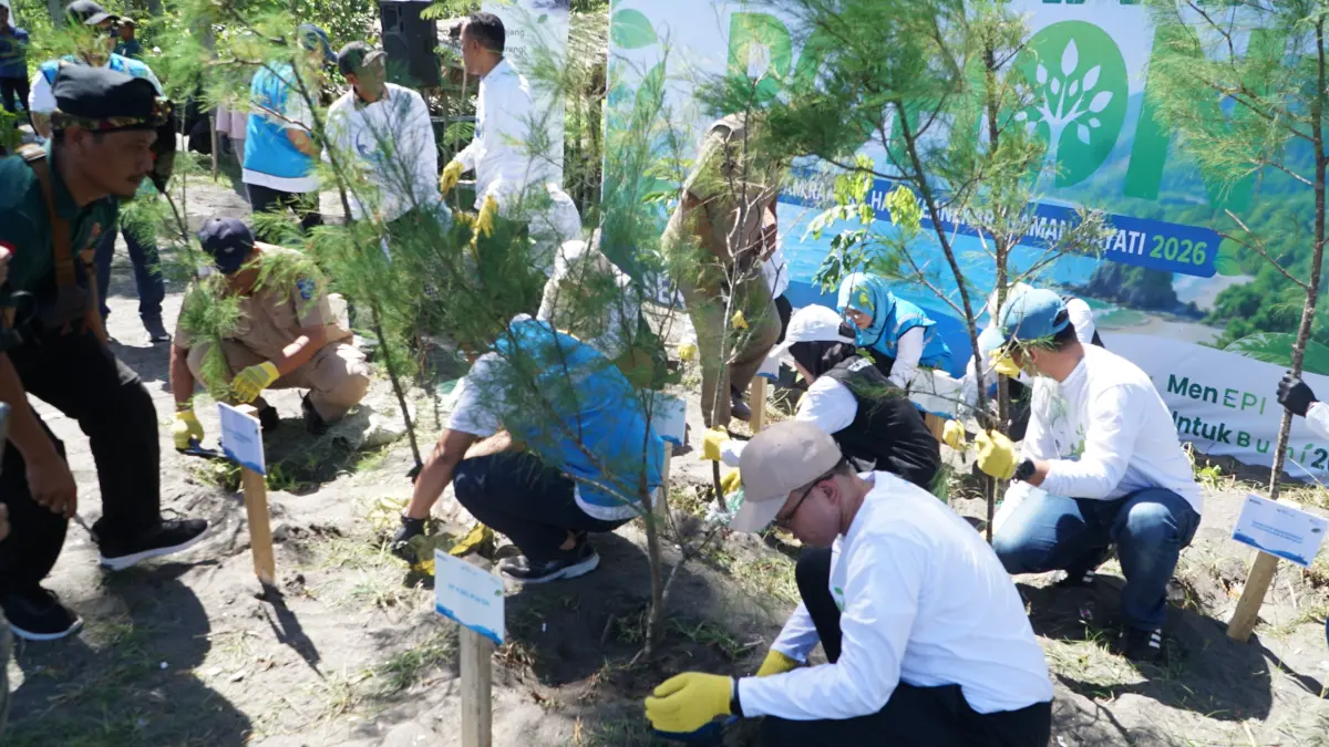 Penanaman 2.500 pohon di kawasan pesisir Pantai Induk, Gerung, Lombok Barat.