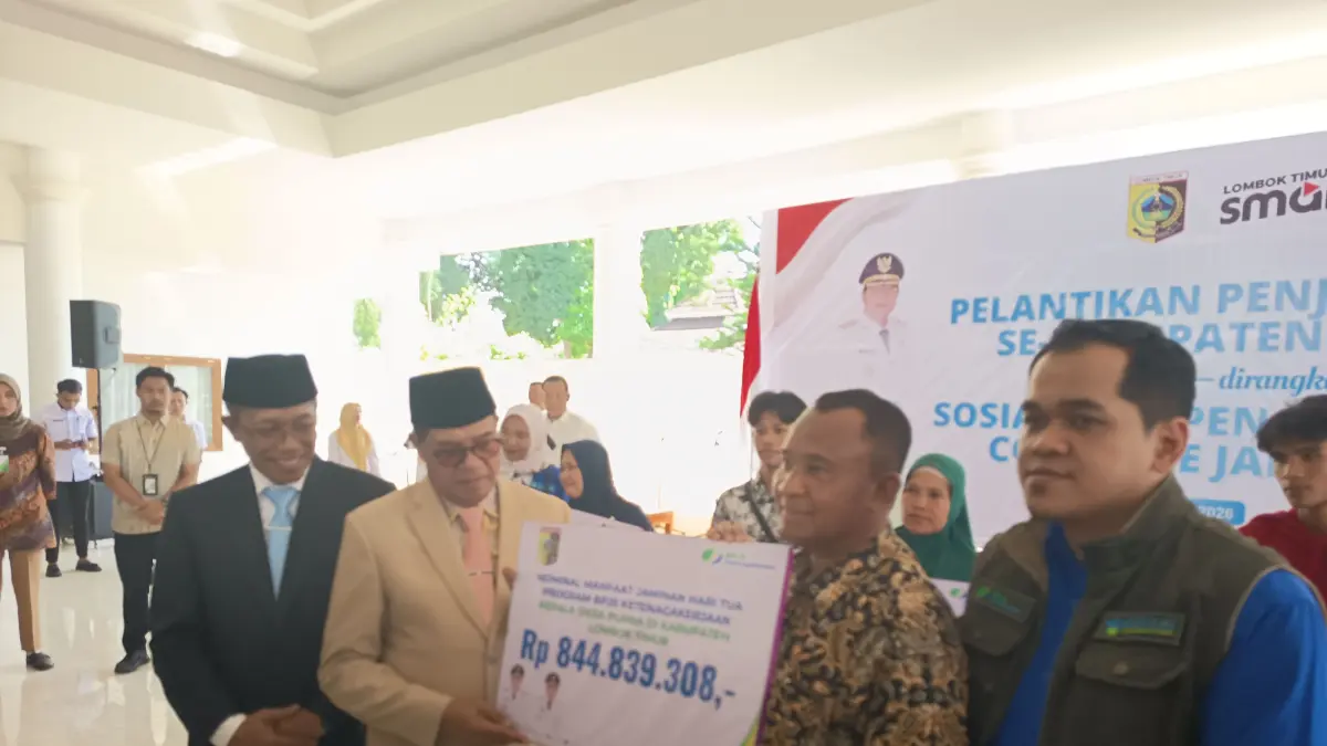 Perwakilan kepala desa yang memasuki purna tugas saat menerima santunan jaminan hari tua dari BPJS Ketenagakerjaan