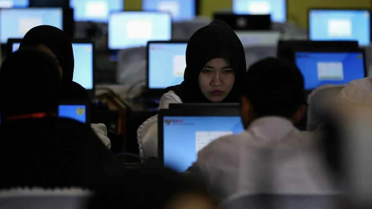 Peserta seleksi CPNS fokus melakukan tes CAT, beberapa waktu lalu. (DOK. LOMBOK POST)