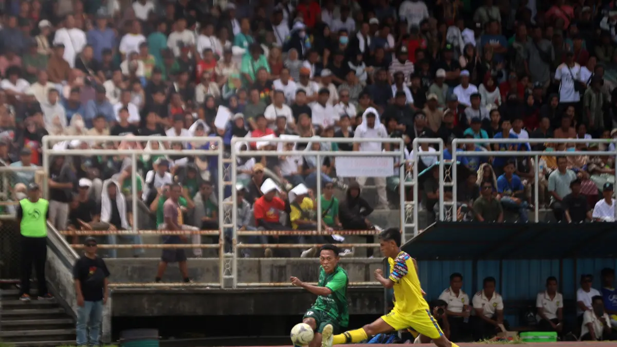PS Daygun dan Persebi Bima saat bertanding di babak final Liga 4 NTB, beberapa waktu lalu. (IVAN/LOMBOK POST)