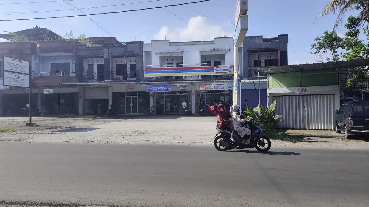 Salah satu gerai Indomaret yang berdiri dekat dengan Pasar Renteng di Lombok Tengah ini masuk dalam daftar penghentian sementara. (Dewi/Lombok Post) 