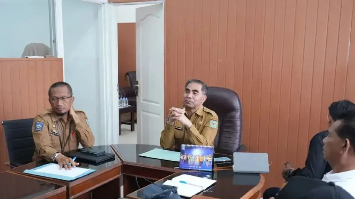 Sekda Kota Bima Muhammad Fakhrunnraji (tengah) memimpin rakor progres pembangunan IPAL di ruang rapat sekda, Selasa (12/5).