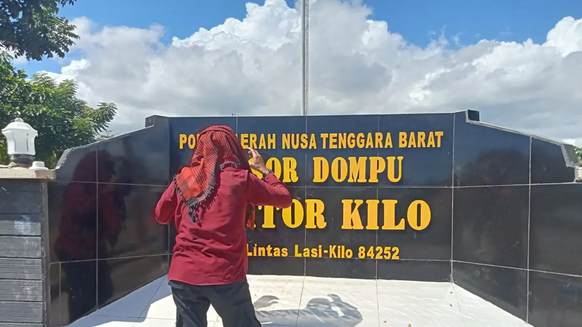 Seorang perempuan sedang berdiri di depan kantor Polsek Kilo, belum lama ini.