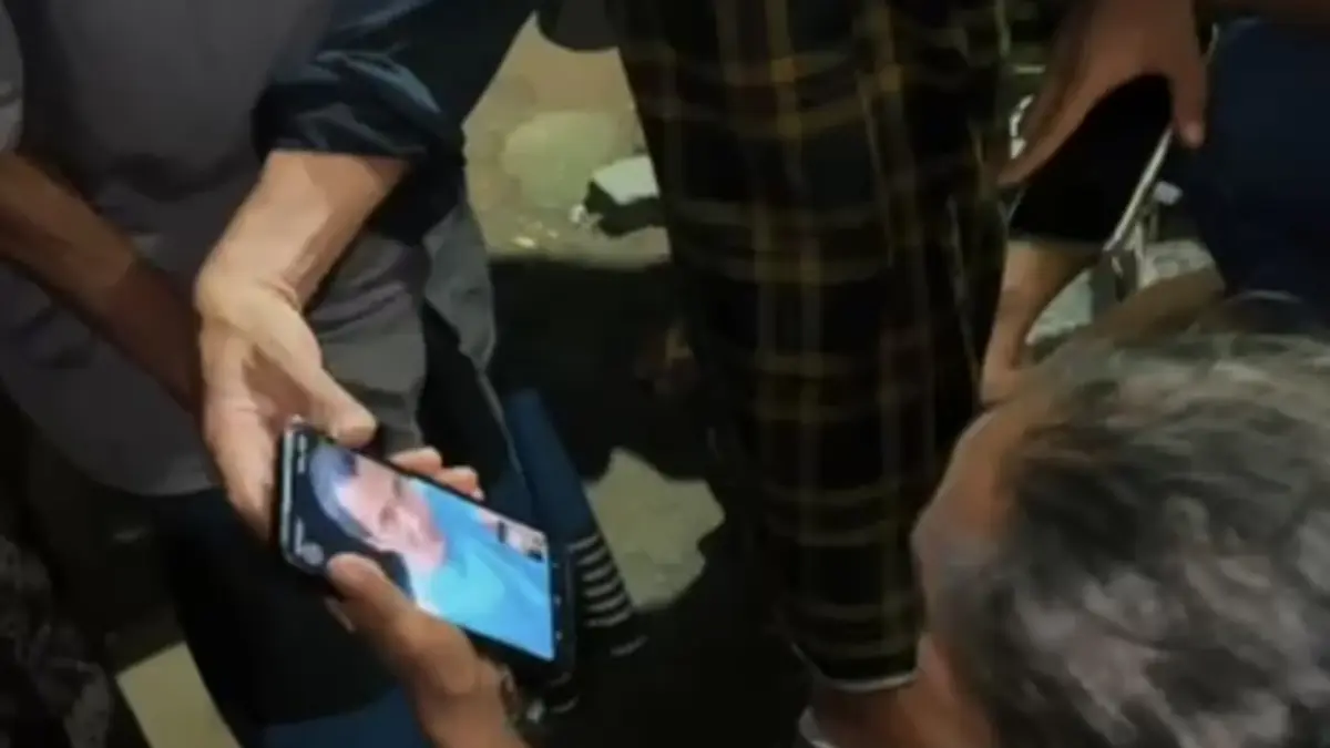 Tangis haru keluarga saat menerima panggilan video dari Esan yang hilang 19 tahun. 
