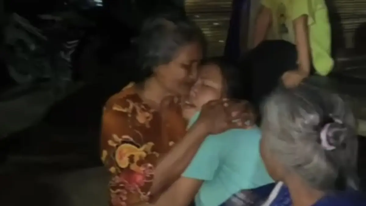 Tangis haru keluarga saat mengetahui Esan masih hidup setelah hilang 19 tahun melalui panggilan video dari Malaysia, Selasa (12/5). 