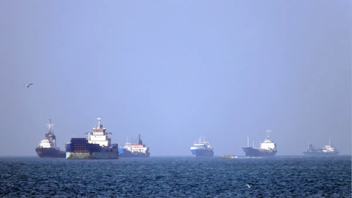 TERTAHAN: Kapal-kapal berlabuh di Selat Hormuz di lepas pantai Bandar Abbas, Iran Selatan. (KHORGOOEI/ISNA/AFP)
