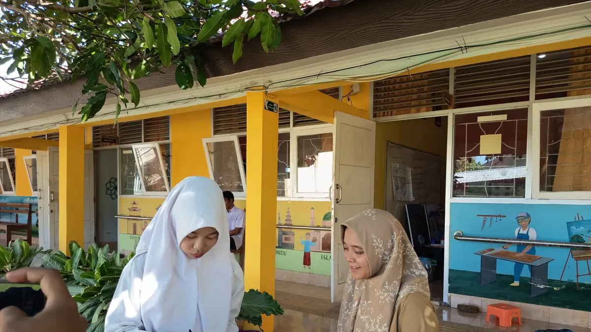 TETAP KREATIF: Salah satu siswa berprestasi di SLBN 1 Lombok Timur menunjukkan kemampuannya dalam seni lukis. 
