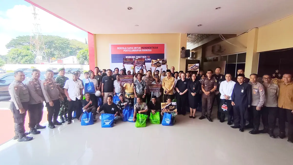 Wakil Bupati Loteng M Nursiah beserta jajaran Polres Loteng dan nelayan berfoto bersama usai mengikuti sosialisasi Penghentian Penyelundupan Manusia bekerja sama dengan Australian Federal Police di Mapolres setempat, Selasa (12/5). (Dewi/Lombok Post) 
