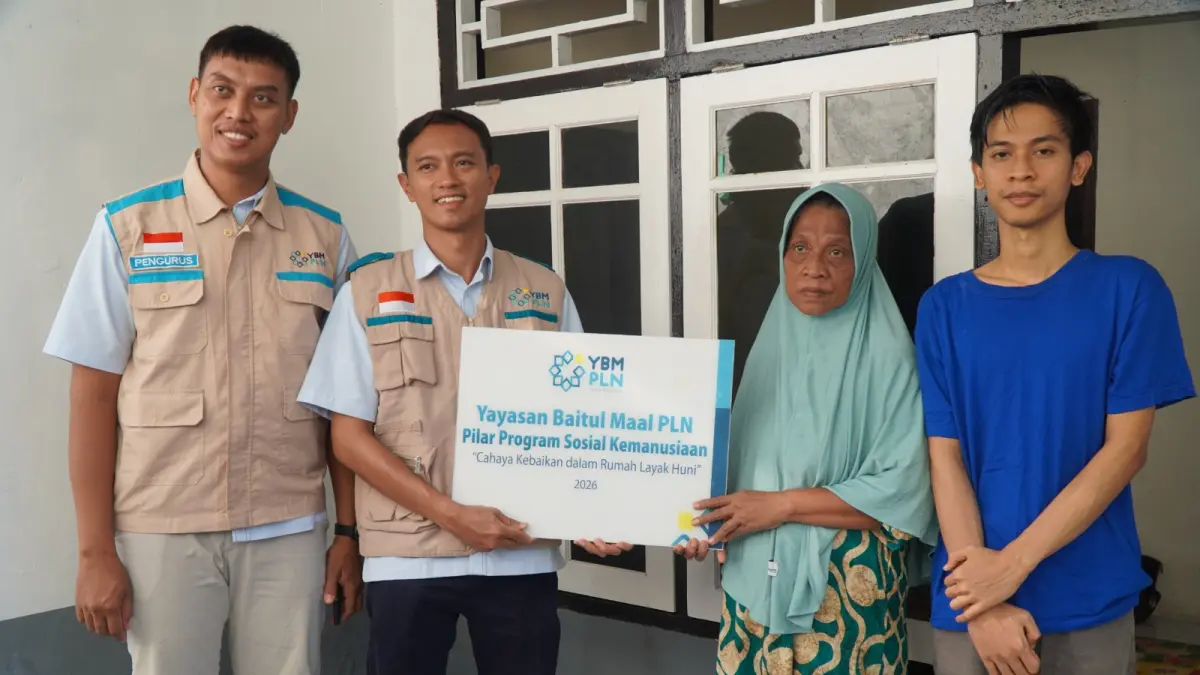 YBM PLN bersama PT PLN UIW NTB memberikan bantuan rumah layak huni bagi salah satu mustahik di lingkungan Karang Buyuk, Ampenan Selatan, Kota Mataram. 