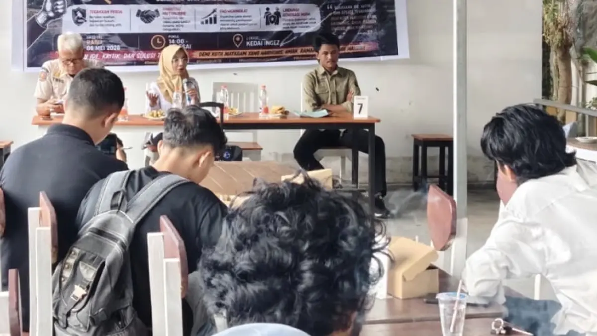 Zul Aida Nur, Ahli Madya Penata Perizinan yang mewakili DPMPTSP (tengah) sedang memberikan pemaparan tentang regulasi minol di Kota Mataram. (DOK. DPMPTSP)