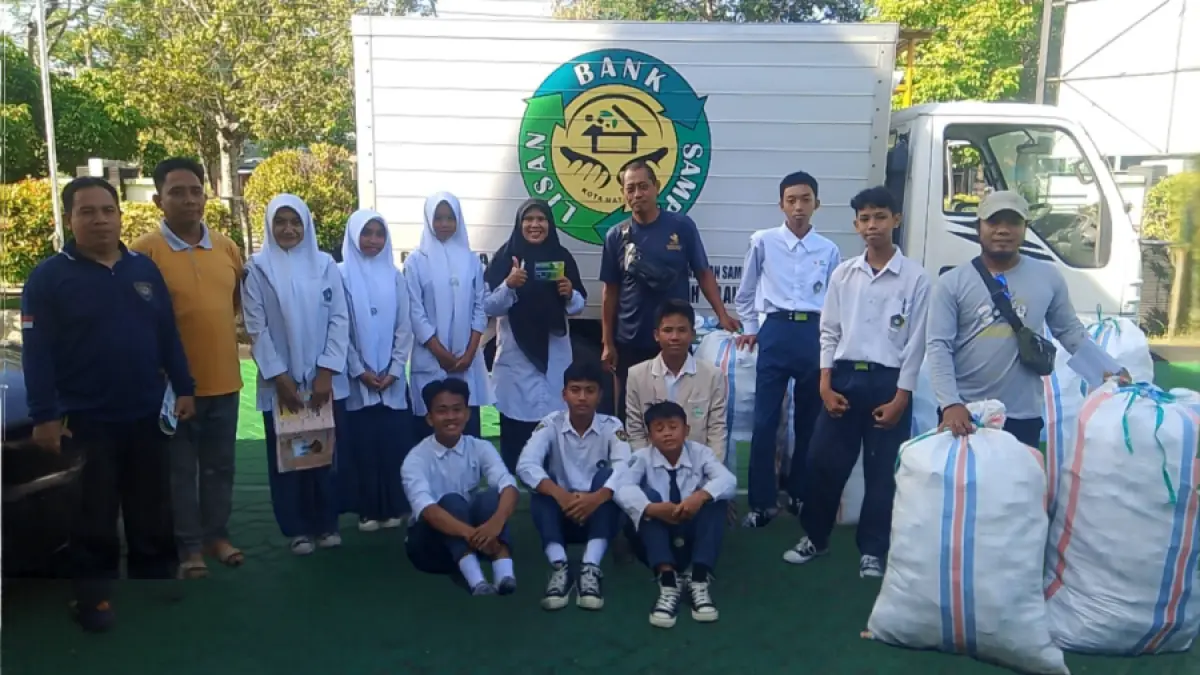 BANK SAMPAH: Anggota Orsima MTsN 3 Mataram dan guru pembina foto bersama pihak Bank Sampah Lisan Kota Mataram di madrasah setempat, belum lama ini. Orsima menggagas program peduli lingkungan melalui program Bank Sampah dengan mengubah sampah plastik jadi bernilai. 