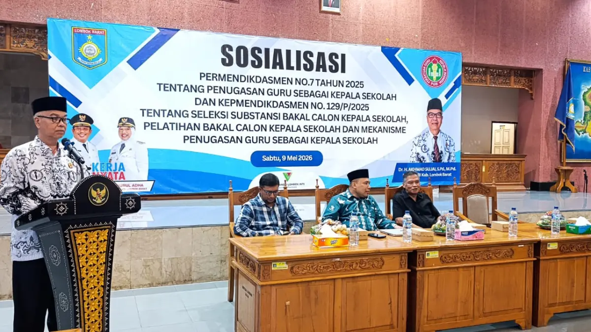 SOSIALISASI: Ketua PGRI Lobar Akhmad Sujai (podium) pada kegiatan sosialisasi Permendikdasmen Nomor 7 Tahun 2025 tentang Penugasan Guru sebagai Kepala Sekolah dan Kepmendikdasmen Nomor 129/P/2025 tentang Seleksi Substansi Bakal Calon Kepala Sekolah (BCKS), Pelatihan BCKS), dan Mekanisme Penugasan Guru sebagai Kepala Sekolah di Aula Kantor Bupati Lombok Barat, pekan lalu.