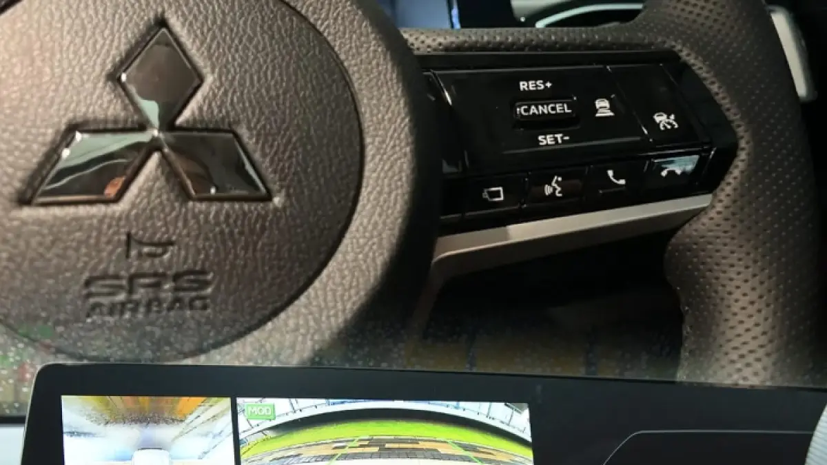 Pemilik kendaraan Mitsubishi melalui fitur keselamatan canggih Multi Around Monitor (MAM), pengemudi diberikan pandangan 360 derajat yang memantau seluruh sisi kendaraan secara real-time.