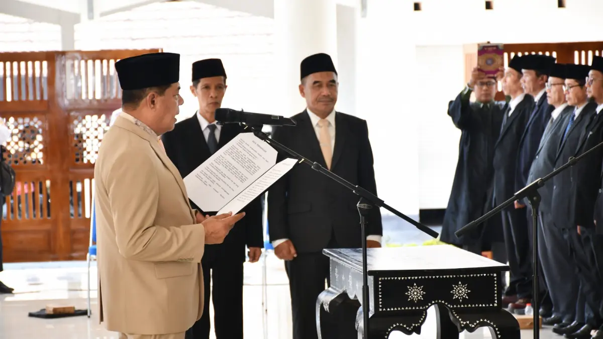 Bupati Lombok Timur (Lotim) Haerul Warisin saya melantik 87 penjabat (Pj) Kepala Desa di Lotim
