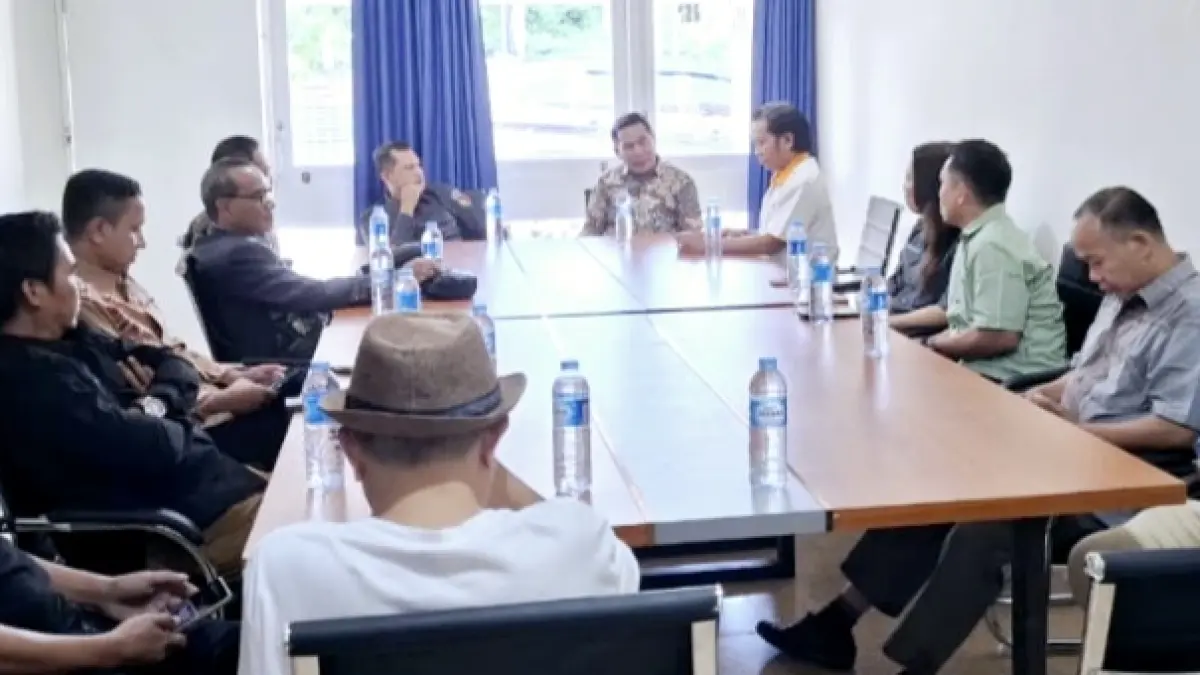 Jajaran Bawaslu NTB yang dipimpin Itratip berdiskusi dengan pengurus PWI di Kantor PWI NTB di Kota Mataram, Selasa (12/5).&nbsp;